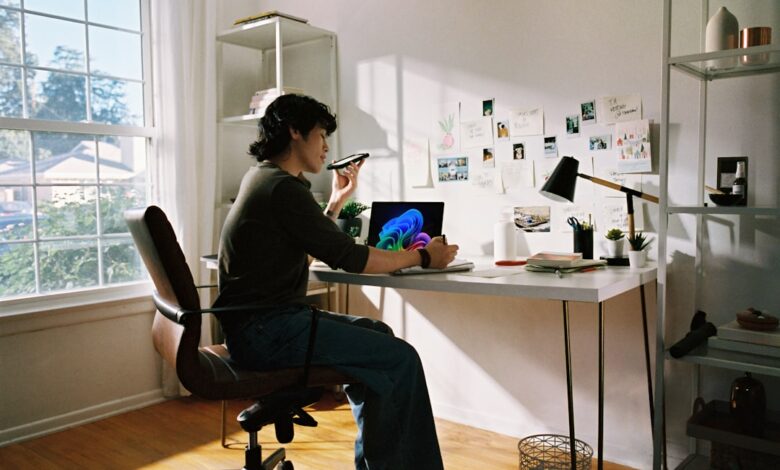 Como Construir uma Rotina de Trabalho Flexível em Viagens - Web Nômade Digital Woman working at desk with laptop and phone.