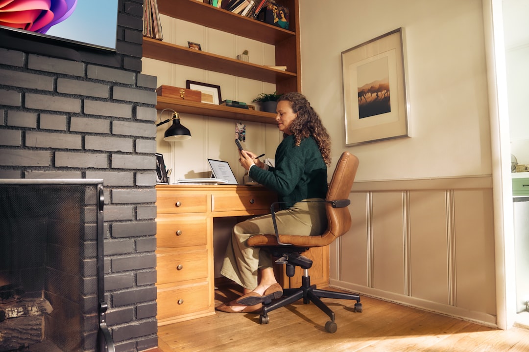 Como Equilibrar Trabalho e Vida Pessoal em Viagens - Web Nômade Digital Woman working at a desk in a cozy home office.