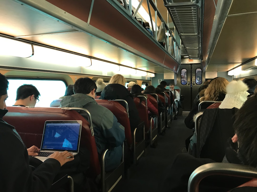 Como Fazer Networking Eficaz em Viagens pelo Mundo - Web Nômade Digital people sitting on bus seat