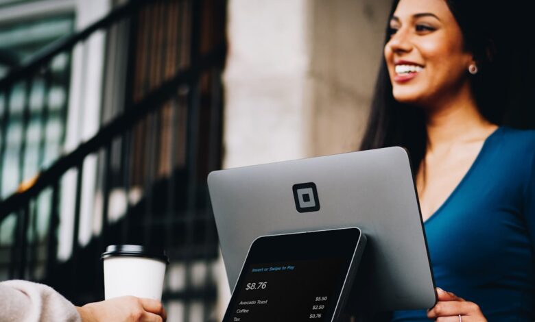 Como Viajar e Trabalhar em Propriedades Rurais: O Guia Definitivo - Web Nômade Digital gray computer monitor