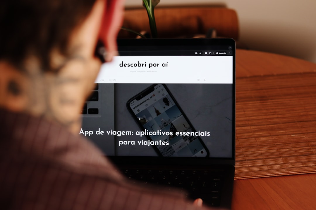 Como Investir em Imóveis Digitais: Oportunidades e Dicas - Web Nômade Digital A person sitting at a table with a laptop