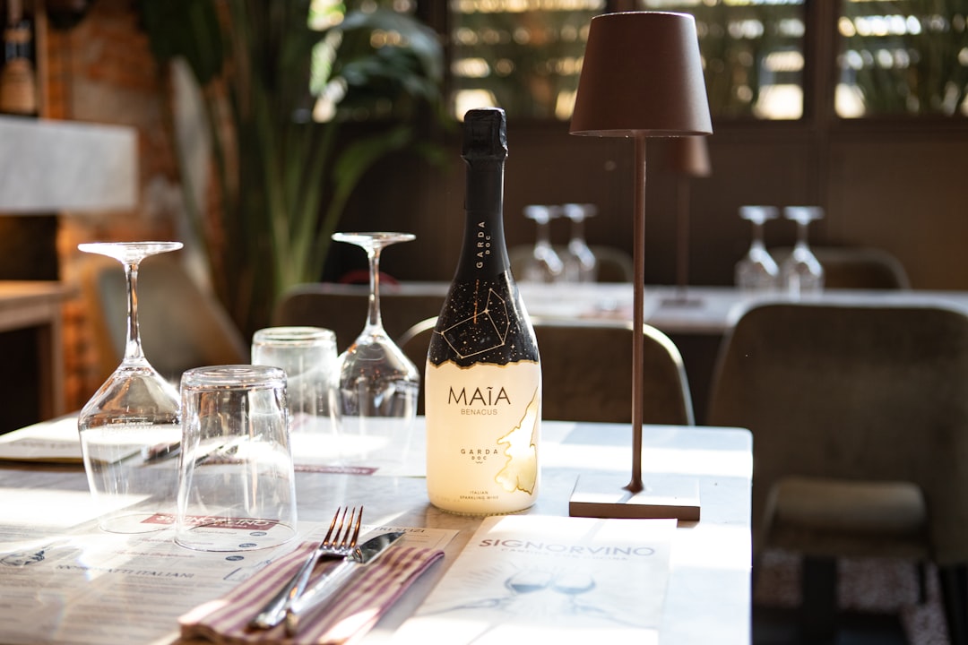 Como Organizar sua Mala Inteligente para Viagens Nômades - Web Nômade Digital a bottle of wine sitting on top of a table