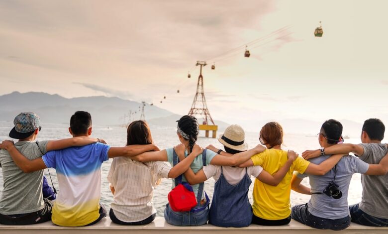 Como Fazer Networking Eficiente em Viagens de Trabalho - Web Nômade Digital people holding shoulders sitting on wall
