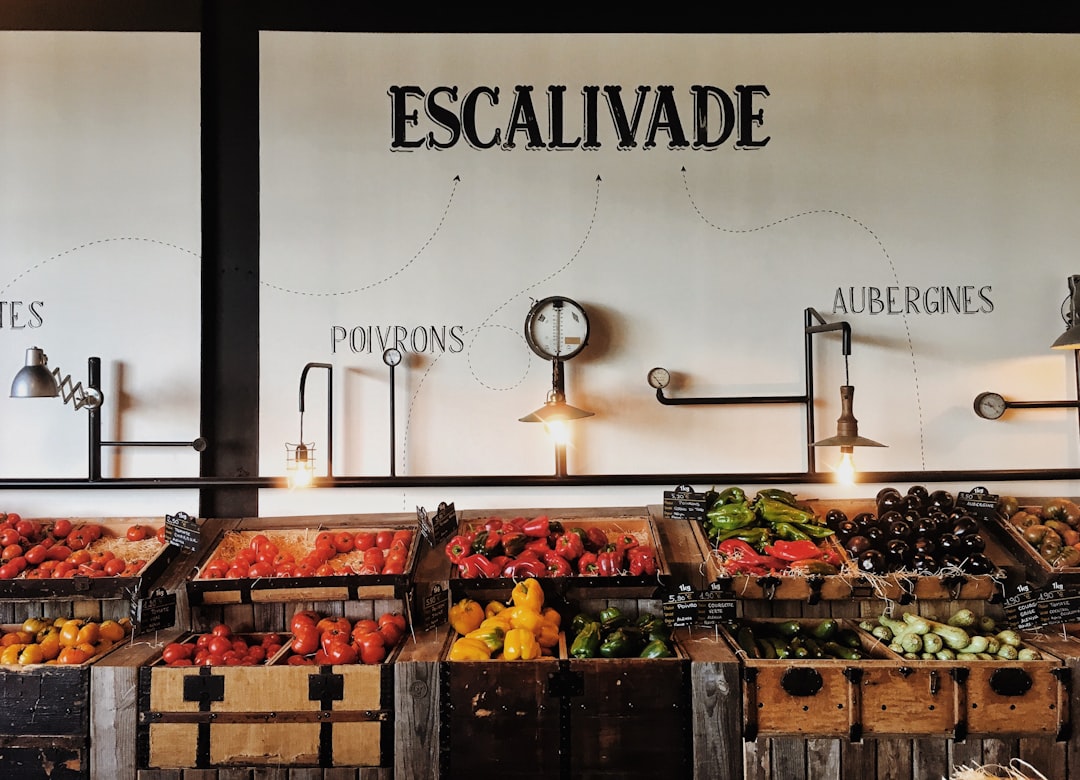 Os Melhores Destinos para Trabalhar em Fazendas Orgânicas - Web Nômade Digital Escalivade signage