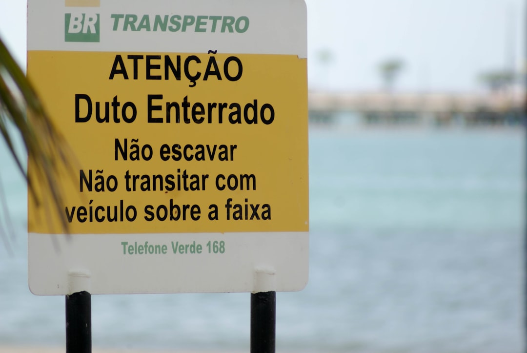 Como Viajar e Trabalhar em Destinos Sustentáveis pelo Mundo - Web Nômade Digital yellow and white labeled box
