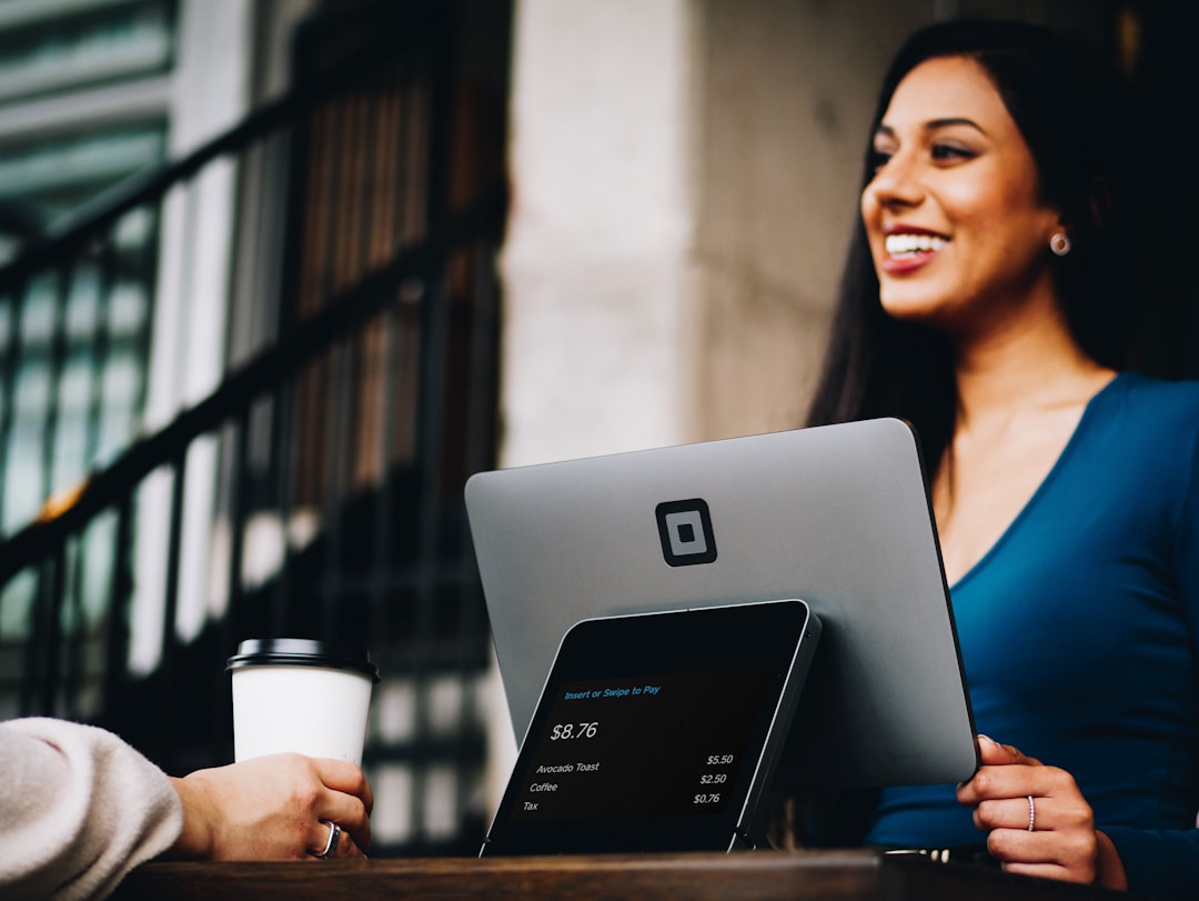 Como Viajar e Trabalhar em Destinos de Trabalho Remoto Sustentáveis - Web Nômade Digital gray computer monitor