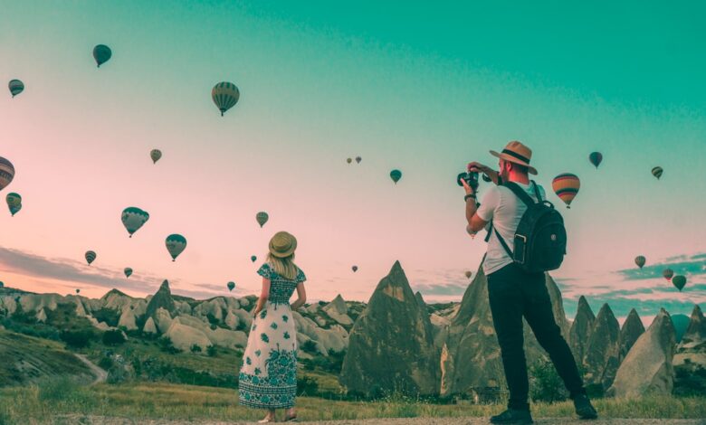 Como Encontrar Oportunidades de Trabalho em Eco-Turismo - Web Nômade Digital man taking photo of hot air balloons