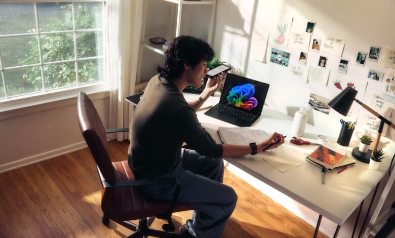 10 Estratégias para Aumentar sua Produtividade em Viagens - Web Nômade Digital Person working at a desk with a laptop and books.