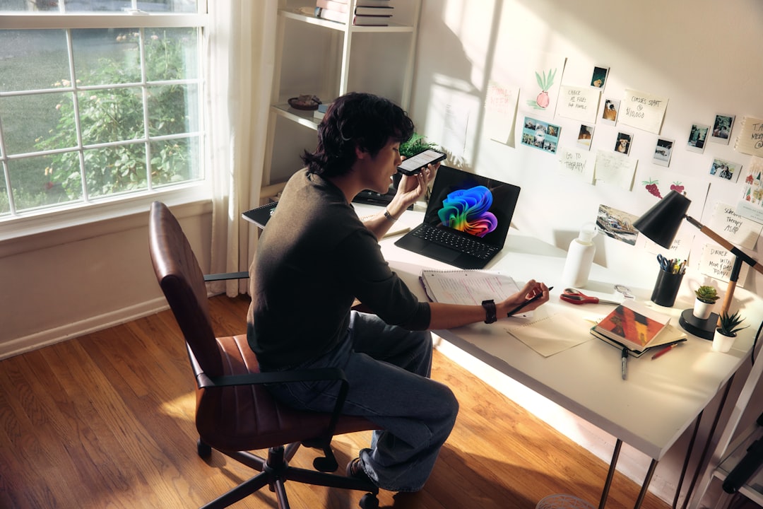 10 Estratégias para Aumentar sua Produtividade em Viagens - Web Nômade Digital Person working at a desk with a laptop and books.