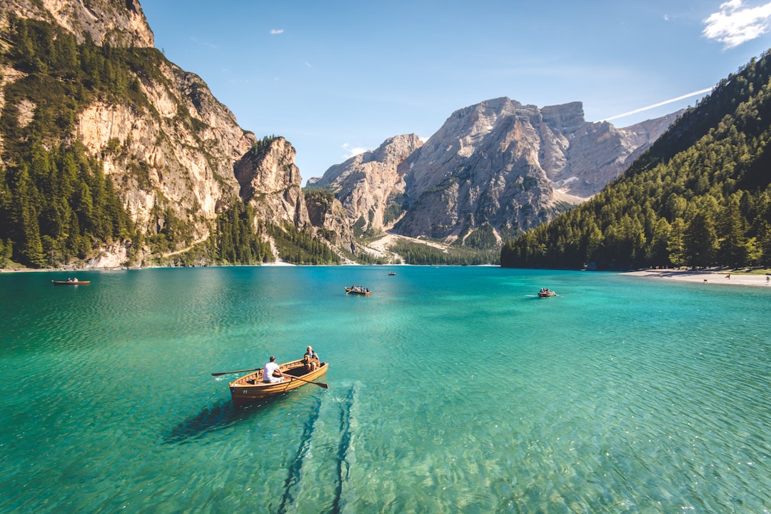 5 Dicas para Viajar com Segurança como Nômade Digital - Web Nômade Digital three brown wooden boat on blue lake water taken at daytime