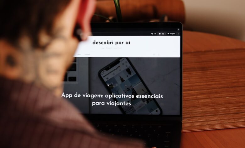 Como Investir em Imóveis Digitais enquanto Viaja pelo Mundo - Web Nômade Digital A person sitting at a table with a laptop