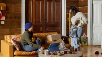 Como Manter a Produtividade em Viagens Longas: Dicas Práticas - Web Nômade Digital a group of people sitting around a living room