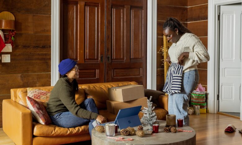 Como Manter a Produtividade em Viagens Longas: Dicas Práticas - Web Nômade Digital a group of people sitting around a living room