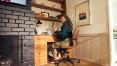 Como Trabalhar em Festivais de Música: Oportunidades e Dicas - Web Nômade Digital Woman working at a desk in a cozy home office.