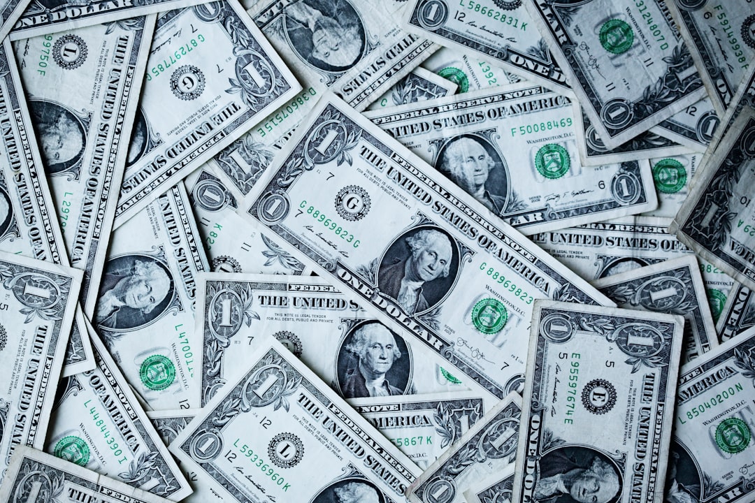 Como Criar uma Renda Passiva com Investimentos em Imóveis Digitais - Web Nômade Digital 1 U.S.A dollar banknotes