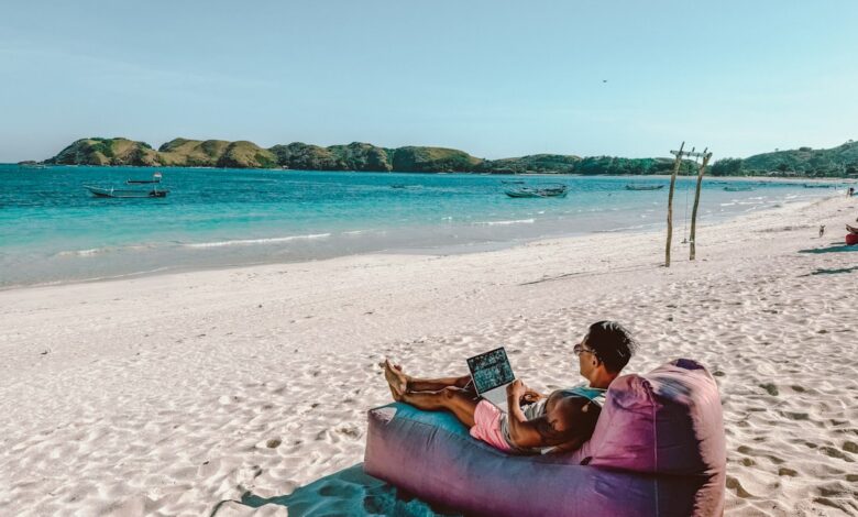 Como Utilizar a Telemedicina para Nômades Digitais em Viagens - Web Nômade Digital a man sitting on a bean bag on the beach