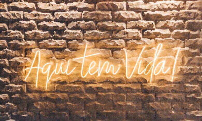 Como Criar um Estilo de Vida Sustentável como Nômade Digital - Web Nômade Digital a brick wall with a neon sign on it