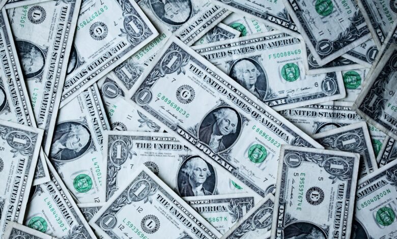 Como Investir em Renda Fixa para Nômades Digitais - Web Nômade Digital 1 U.S.A dollar banknotes