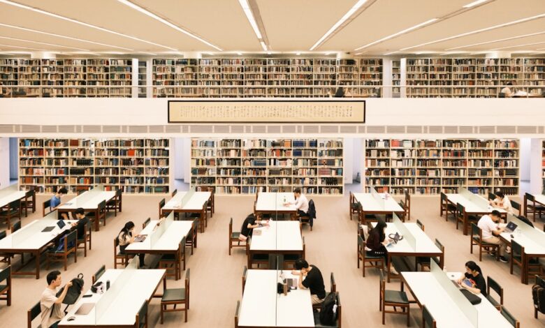 Como Viajar e Trabalhar em Destinos de Educação Internacional - Web Nômade Digital a large library filled with lots of books