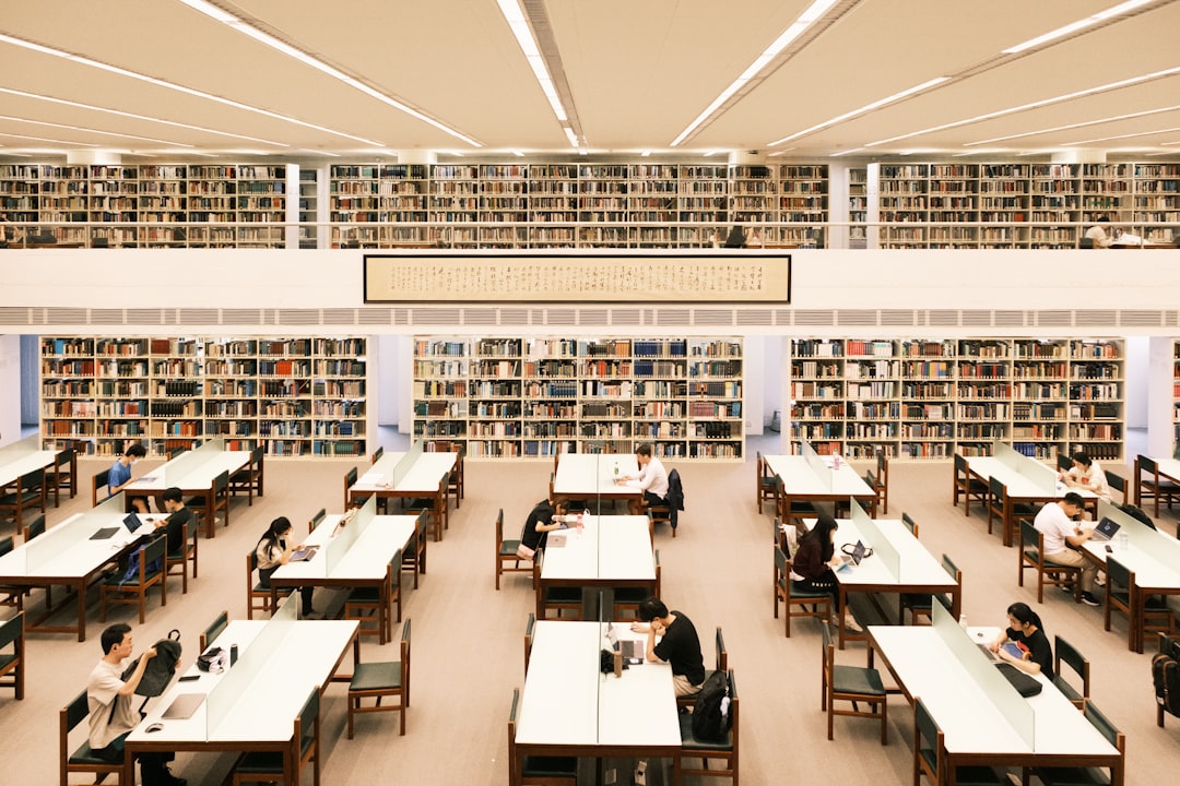 Como Viajar e Trabalhar em Destinos de Educação Internacional - Web Nômade Digital a large library filled with lots of books
