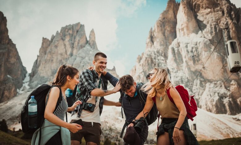Como Construir um Networking Eficaz em Viagens Internacionais - Web Nômade Digital low-angle photography of two men playing beside two women