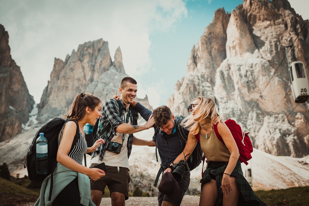 Como Construir um Networking Eficaz em Viagens Internacionais - Web Nômade Digital low-angle photography of two men playing beside two women