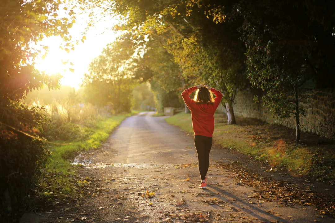Como Cultivar uma Mentalidade de Crescimento em Viagens - Web Nômade Digital woman walking on pathway during daytime