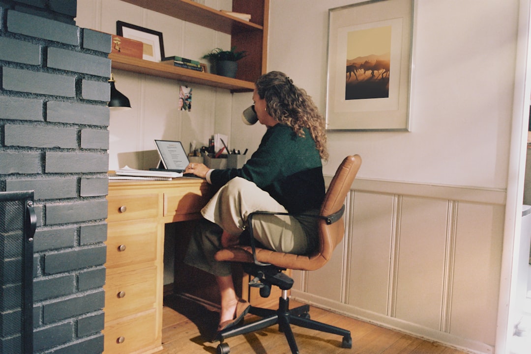 7 Dicas para Trabalhar em Fazendas Orgânicas pelo Mundo - Web Nômade Digital Woman working at desk with coffee