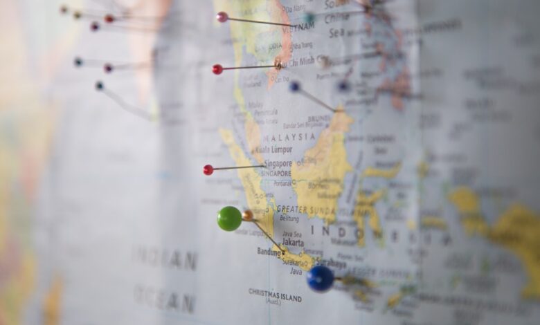 Como Fazer Networking Eficaz em Viagens de Trabalho - Web Nômade Digital world map with pins