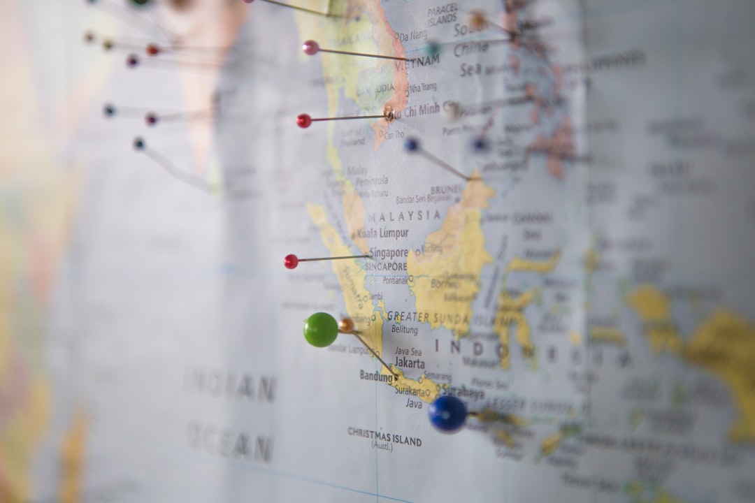 Como Fazer Networking Eficaz em Viagens de Trabalho - Web Nômade Digital world map with pins