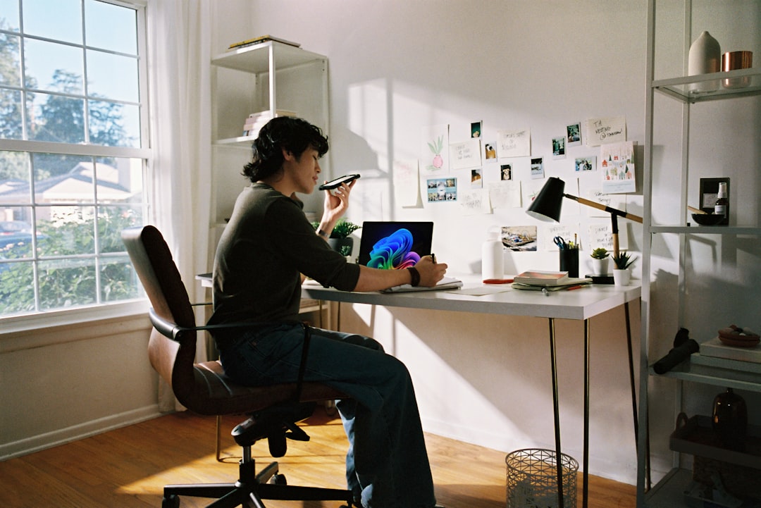 Como Viajar e Trabalhar em Residências Artísticas pelo Mundo - Web Nômade Digital Person working at desk with laptop and phone
