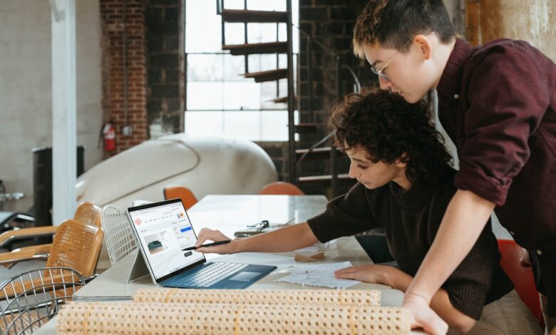5 Dicas para Aumentar sua Produtividade em Viagens Longas - Web Nômade Digital a man and a woman are looking at a laptop