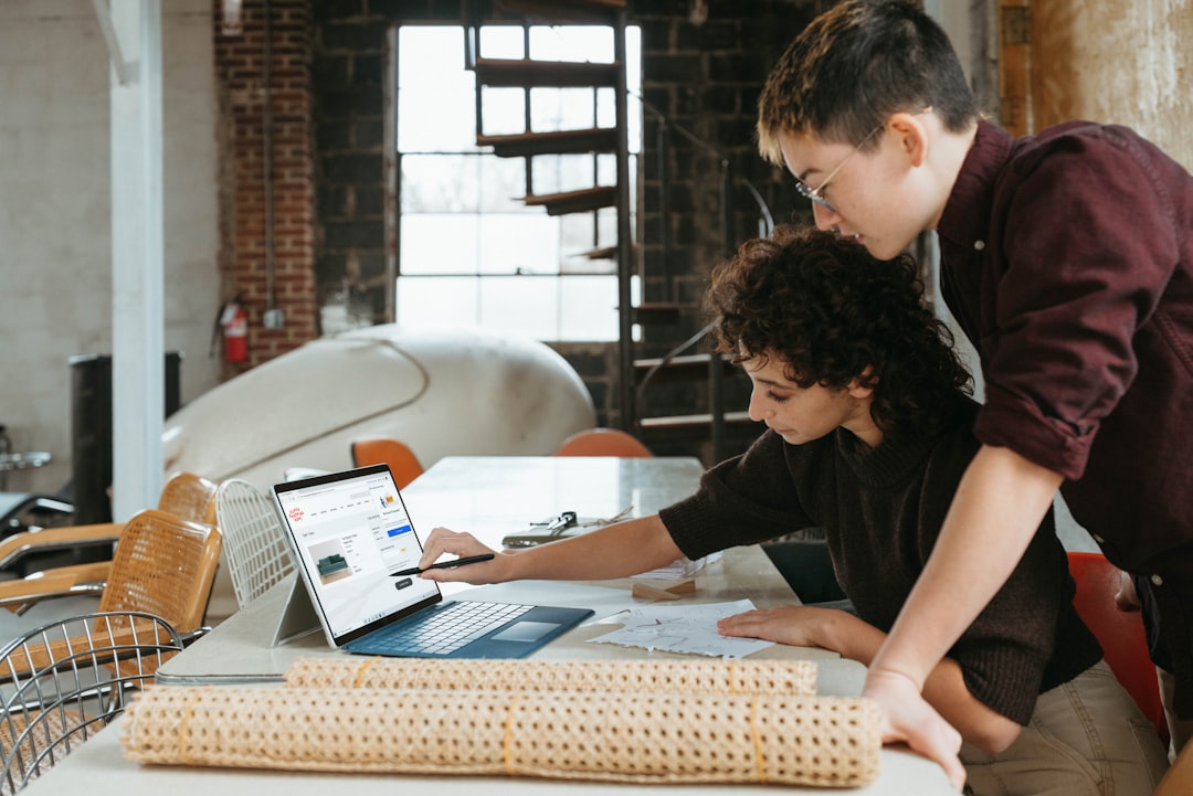 5 Dicas para Aumentar sua Produtividade em Viagens Longas - Web Nômade Digital a man and a woman are looking at a laptop