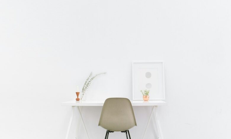 Como Criar um Estilo de Vida Minimalista enquanto Nômade Digital - Web Nômade Digital white wooden table near brown chair