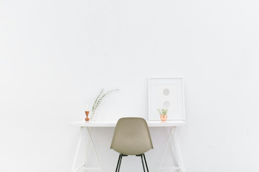 Como Criar um Estilo de Vida Minimalista enquanto Nômade Digital - Web Nômade Digital white wooden table near brown chair
