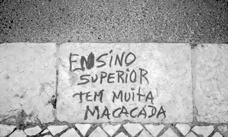 Como Criar um Estilo de Vida Sustentável enquanto Nômade Digital - Web Nômade Digital a cement wall with graffiti written on it