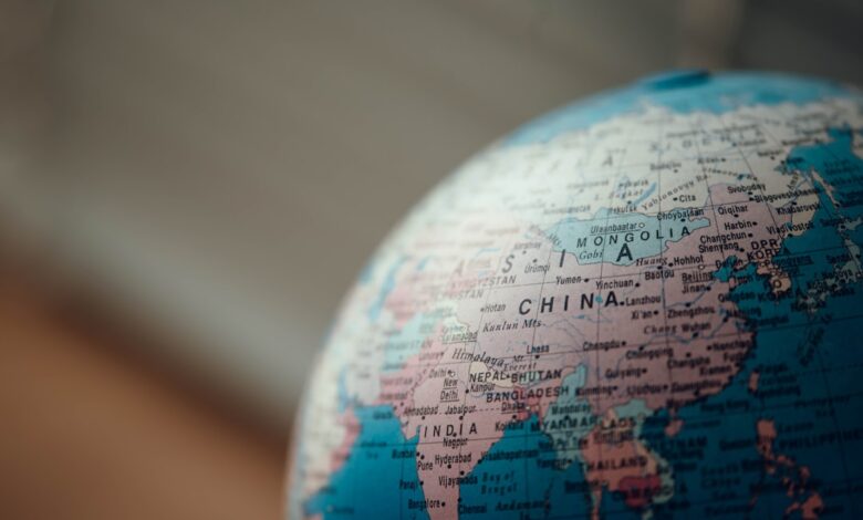 10 Dicas para Viver com Conectividade Global em Viagens - Web Nômade Digital close up photo of blue desk globe
