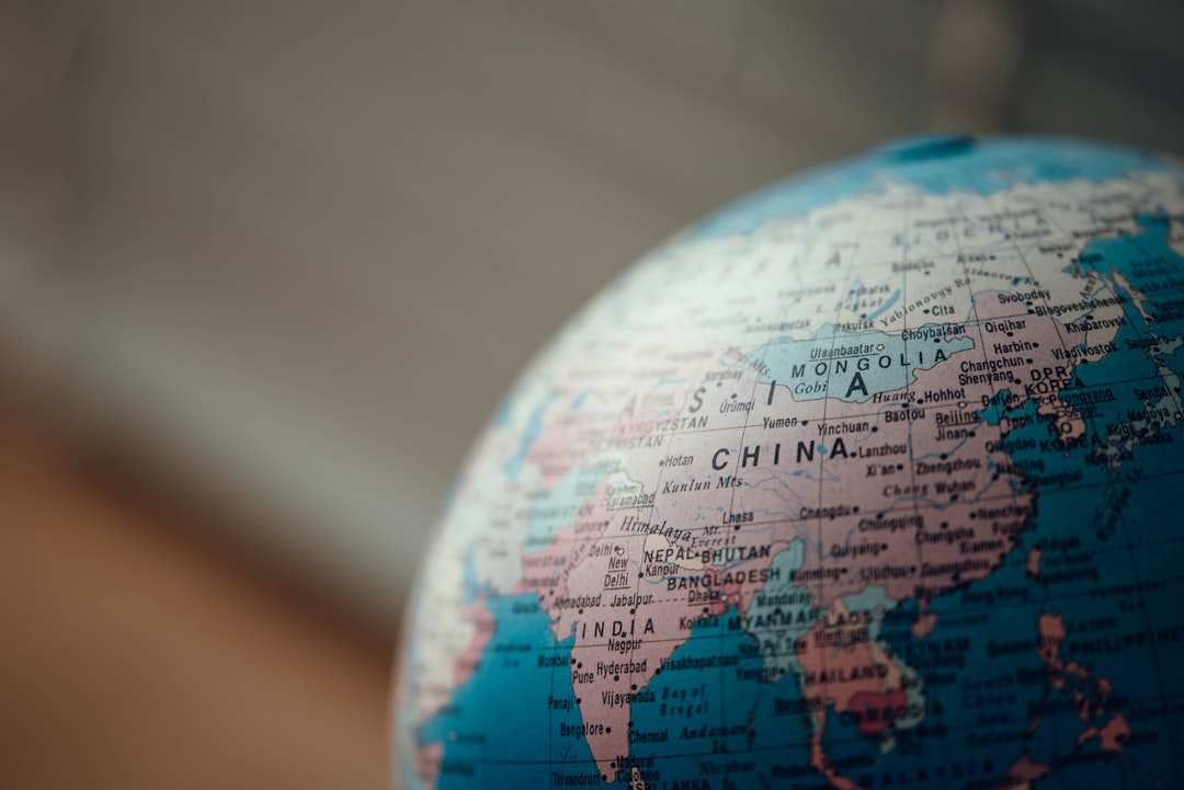 10 Dicas para Viver com Conectividade Global em Viagens - Web Nômade Digital close up photo of blue desk globe