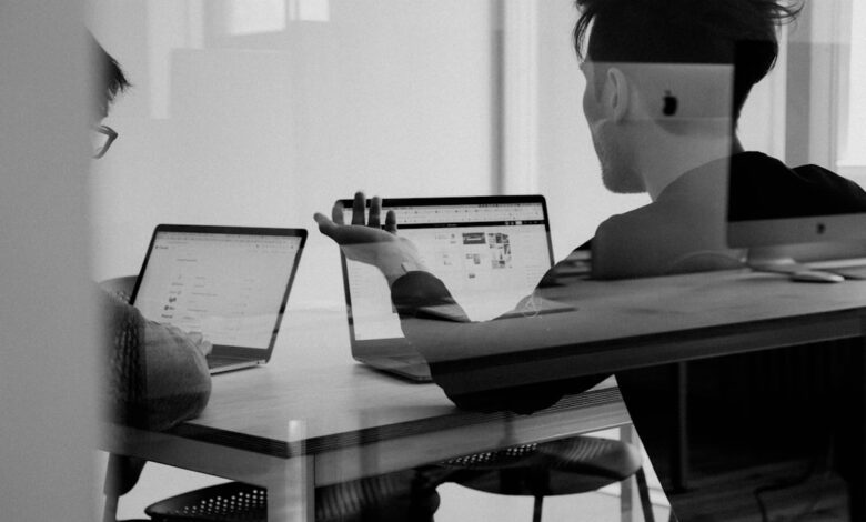 5 Erros ao Trabalhar Remotamente em Viagens e Como Evitá-los - Web Nômade Digital man using MacBook