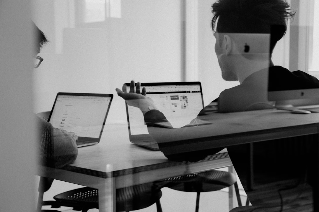 5 Erros ao Trabalhar Remotamente em Viagens e Como Evitá-los - Web Nômade Digital man using MacBook