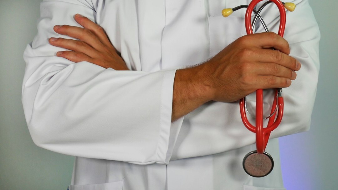 Como Manter a Saúde Mental Durante Viagens Longas - Web Nômade Digital doctor holding red stethoscope