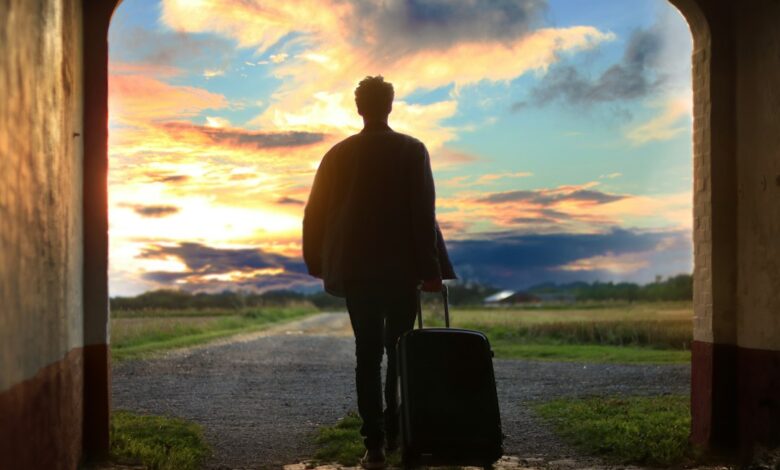 Como Criar um Orçamento para Viagens de Longa Duração - Web Nômade Digital man holding luggage photo