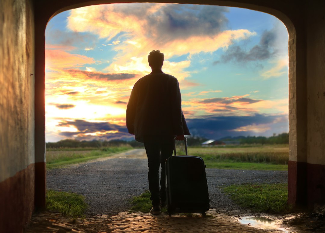 Como Criar um Orçamento para Viagens de Longa Duração - Web Nômade Digital man holding luggage photo
