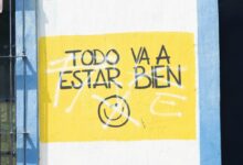 Graffiti text reads "todo va a estar bien"