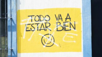 Graffiti text reads "todo va a estar bien"