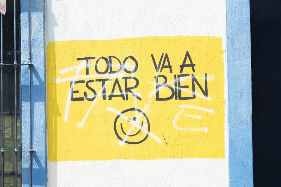 Como Criar um Estilo de Vida Sustentável como Nômade Digital - Web Nômade Digital Graffiti text reads "todo va a estar bien"