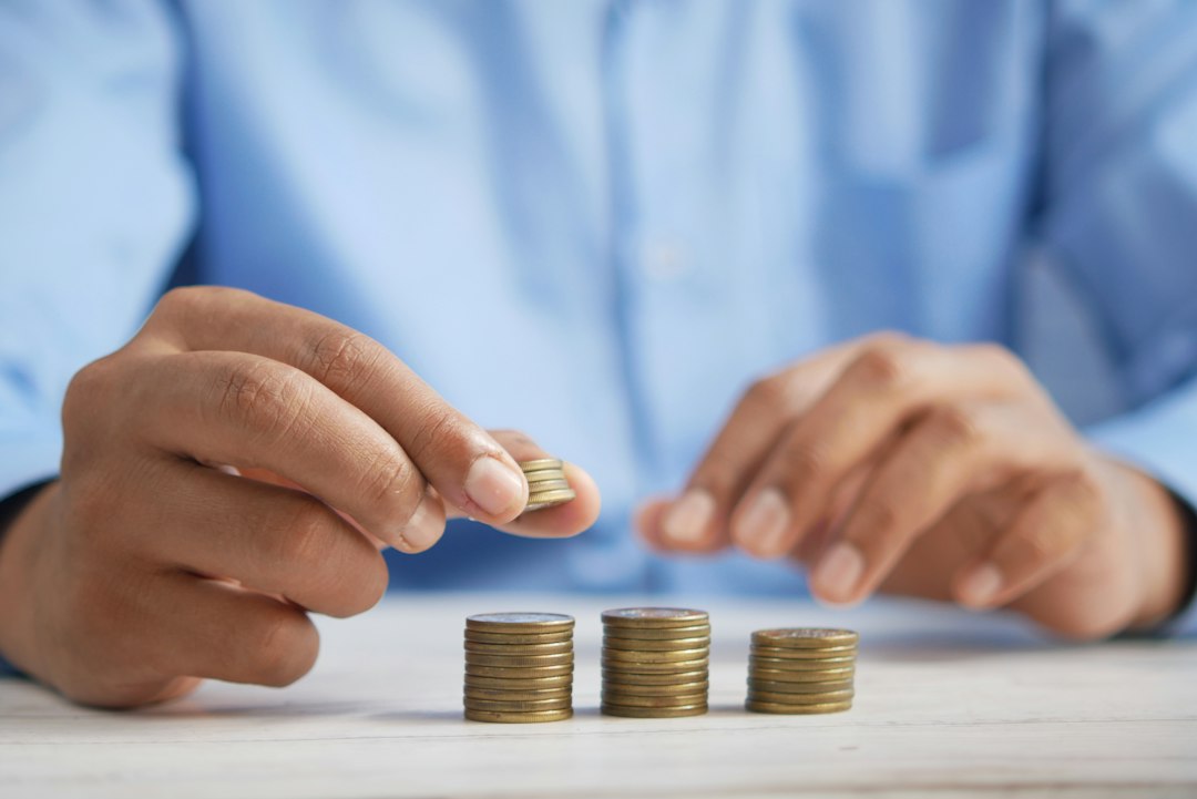 5 Dicas para Investir em Criptomoedas como Nômade Digital - Web Nômade Digital a person stacking coins on top of a table