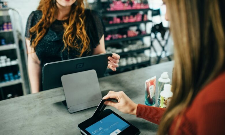 Como Criar uma Renda Passiva com Negócios Locais enquanto Viaja - Web Nômade Digital woman holding magnetic card
