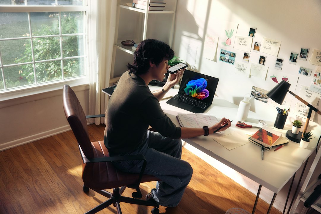 Como Viajar e Trabalhar em Parques Nacionais: Dicas Práticas - Web Nômade Digital Person working at a desk with a laptop and books