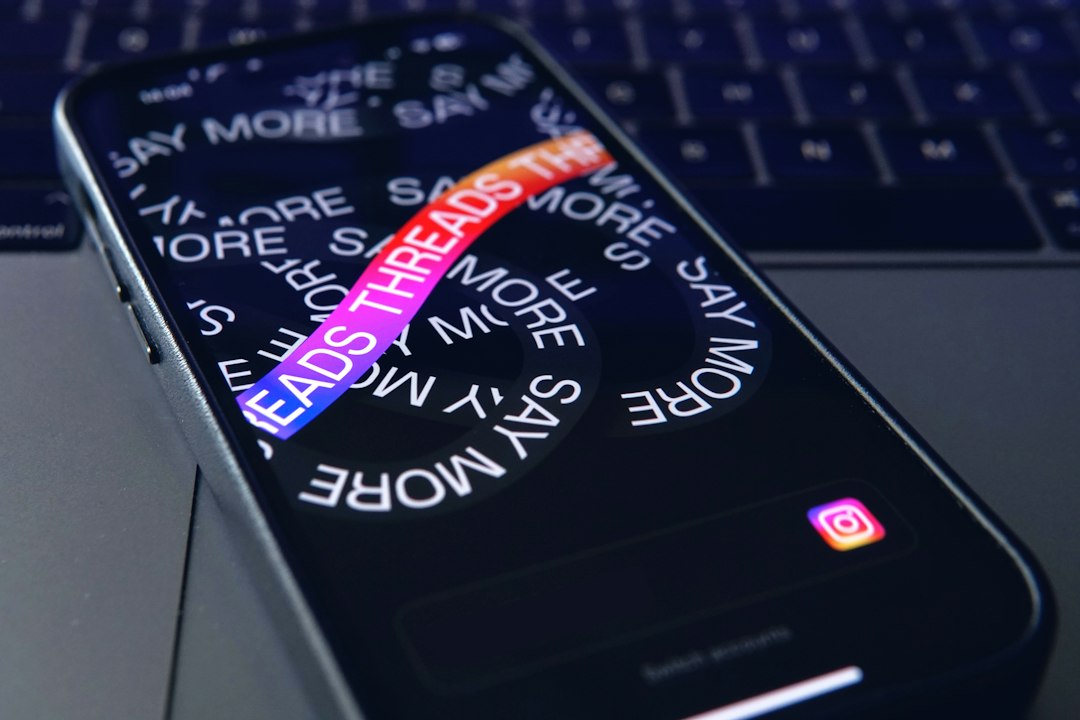 Como Investir em Imóveis Digitais Enquanto Viaja pelo Mundo - Web Nômade Digital a close up of a cell phone with a keyboard in the background